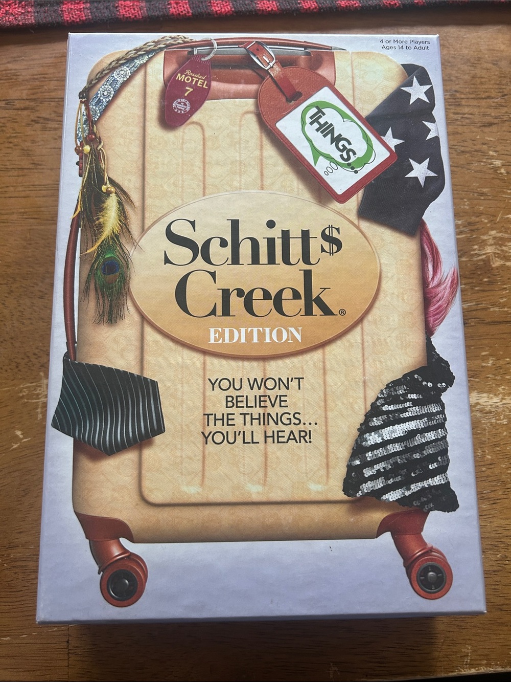 Edition Party Game – Beige Suitcase Design-Schitt$ Creek Edition